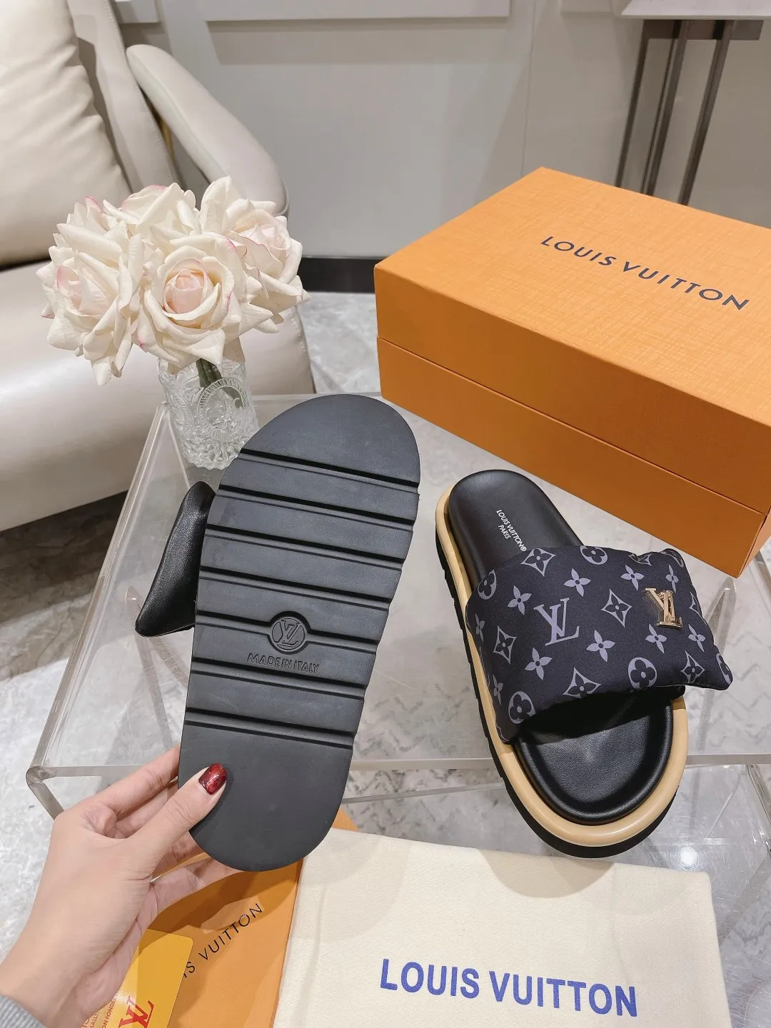 👟👟Ex-factory price 360👟👟 Lvjia brand | ²⁰²5 𝐬𝐬 💛2025 spring and summer latest popular Velcro series...Couple style thick-soled slippers, new rare products at the purchasing level💫 🍒This style is the favorite of celebrities🌟big internet celebrities. A simple and elegant sandal. A good style that you can't take your eyes off at a glance! The thick sole has the effect of increasing the height of the feet. It has the function of elongating the legs immediately. It is exquisite and low-key luxury✔️ No matter it is paired with skirts or trousers, it is super aura🛍 ━━━━━ ЅᏇєєt ━━━━━ ▪️Upper: LV old floral fabric ▪️Outsole: original molded outsole ▪️Shoe size: 35-45